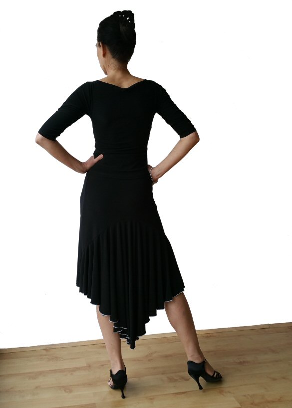 Tango skirt with front slit and pointed hem